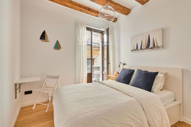 Luminoso apartamento moderno de 2 habitaciones con balcones en el corazón del Barrio Gótico de Barcelona