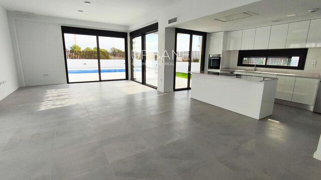 Casa de luxe a Finestrat amb 3 habitacions, 2 banys, piscina privada, terrassa i jardí amb serveis comunitaris