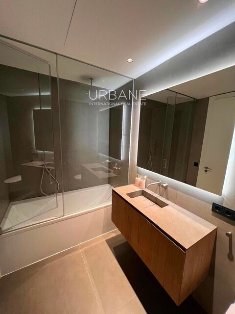 “Ático de Lujo en el Corazón de Barcelona con Vistas Panorámicas”