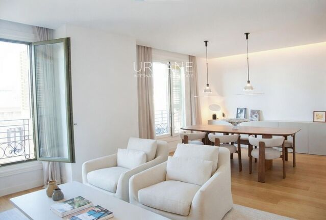 “Luxuriöses Penthouse im Herzen Barcelonas mit Atemberaubendem Dachblick”