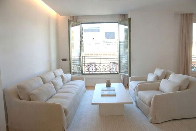 “Luxury Penthouse in the Heart of Barcelona with Stunning Rooftop Views”