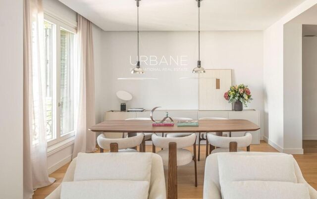 “Luxuriöses Penthouse im Herzen Barcelonas mit Atemberaubendem Dachblick”