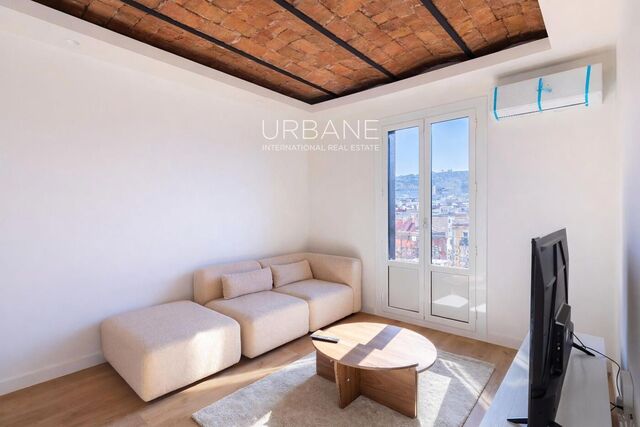 Apartamento Moderno de 3 Dormitorios con Vistas Impresionantes a la Ciudad y Montjuïc en Ubicación Privilegiada