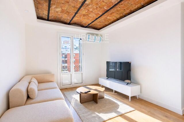 Apartamento Moderno de 3 Dormitorios con Vistas Impresionantes a la Ciudad y Montjuïc en Ubicación Privilegiada