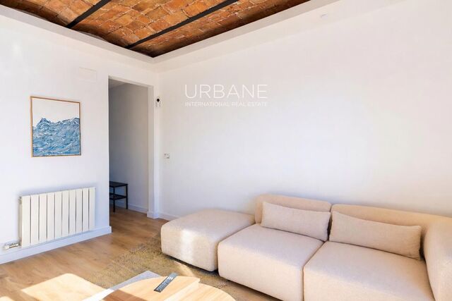 Apartamento Moderno de 3 Dormitorios con Vistas Impresionantes a la Ciudad y Montjuïc en Ubicación Privilegiada