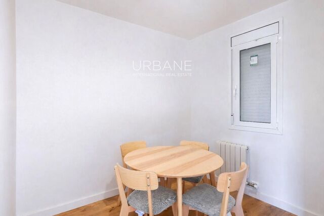 Apartamento Moderno de 3 Dormitorios con Vistas Impresionantes a la Ciudad y Montjuïc en Ubicación Privilegiada