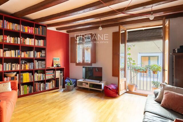 Charmant Appartement 3 Chambres avec Poutres Apparentes et Balcon au Cœur de Ciutat Vella – 100 m²