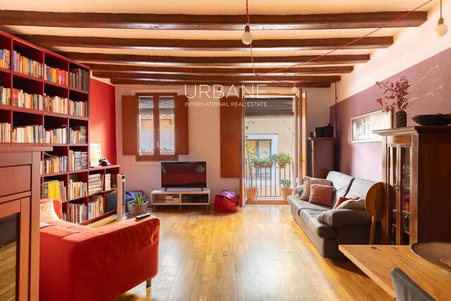 Charmant Appartement 3 Chambres avec Poutres Apparentes et Balcon au Cœur de Ciutat Vella – 100 m²