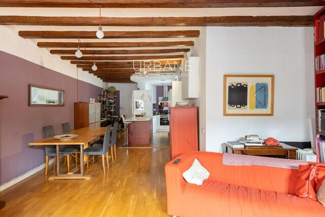 Charmant Appartement 3 Chambres avec Poutres Apparentes et Balcon au Cœur de Ciutat Vella – 100 m²