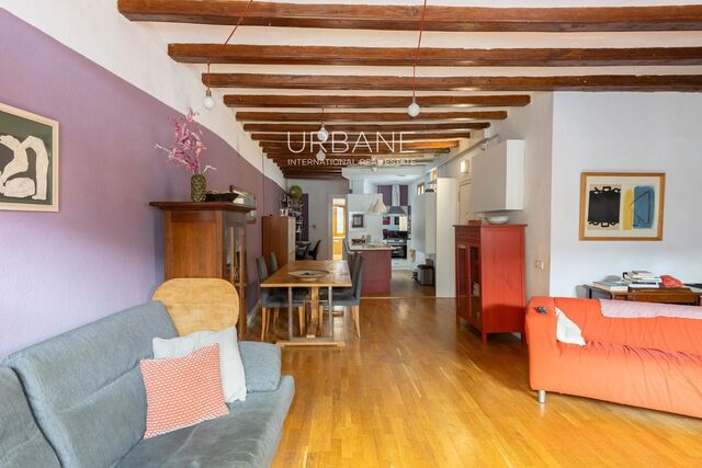 Charmant Appartement 3 Chambres avec Poutres Apparentes et Balcon au Cœur de Ciutat Vella – 100 m²