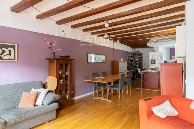 Charmant Appartement 3 Chambres avec Poutres Apparentes et Balcon au Cœur de Ciutat Vella – 100 m²
