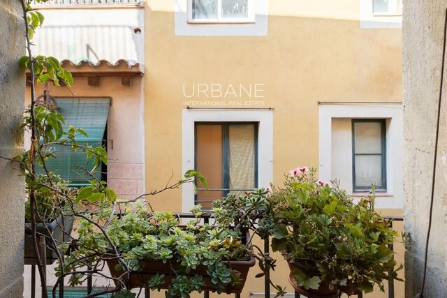 Charming 3-Bedroom Apartment with Wooden Beams & Balcony in the Heart of Ciutat Vella – 100 m²