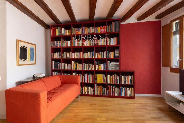 Charming 3-Bedroom Apartment with Wooden Beams & Balcony in the Heart of Ciutat Vella – 100 m²