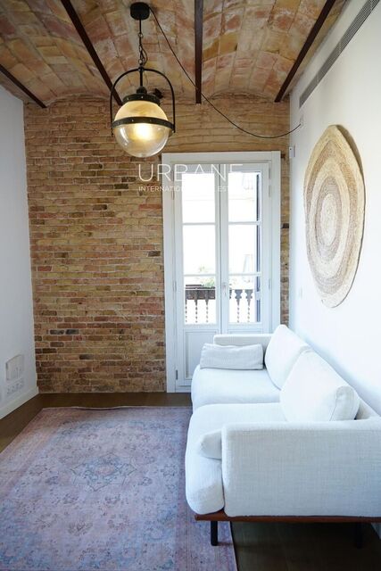 Luminoso apartamento de 80 m² con tres balcones y bóveda catalana original en Montjuïc