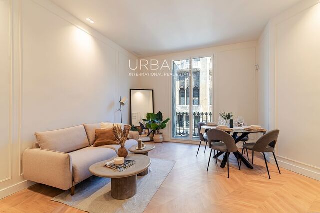 Appartement rénové haut de gamme de 2 chambres et 2 salles de bains avec balcon et parking sur la Via Laietana