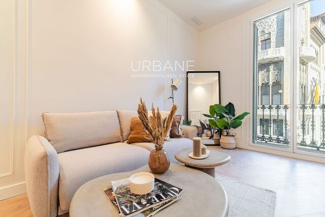 Appartement rénové haut de gamme de 2 chambres et 2 salles de bains avec balcon et parking sur la Via Laietana