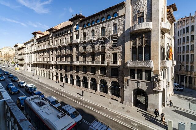 Appartement rénové haut de gamme de 2 chambres et 2 salles de bains avec balcon et parking sur la Via Laietana
