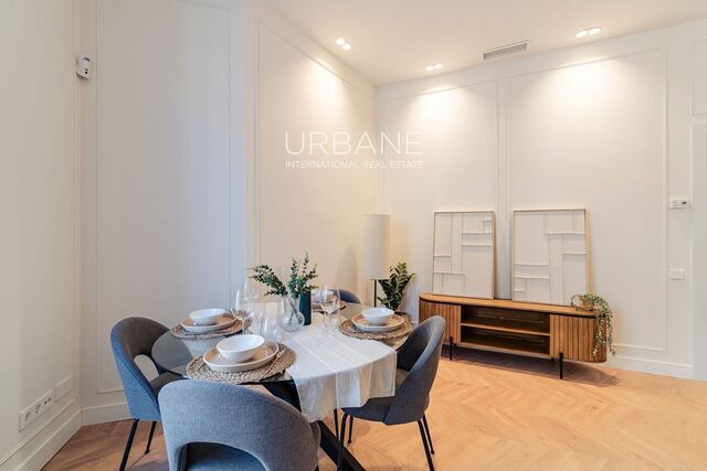 Appartement rénové haut de gamme de 2 chambres et 2 salles de bains avec balcon et parking sur la Via Laietana