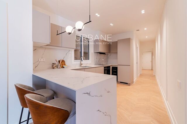 Appartement rénové haut de gamme de 2 chambres et 2 salles de bains avec balcon et parking sur la Via Laietana