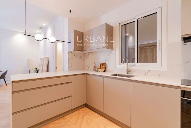 Premium Renovated 2-Bedroom, 2-Bathroom Apartment with Balcony &amp; Parking on Via Laietana