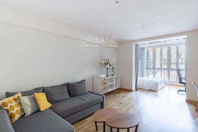 Apartamento Amueblado de 1 Dormitorio con Balcón y Cocina Abierta en El Born, Edificio Histórico de Jujol (Reformado en 2019)