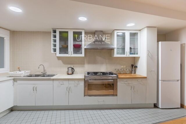 Apartamento Amueblado de 1 Dormitorio con Balcón y Cocina Abierta en El Born, Edificio Histórico de Jujol (Reformado en 2019)