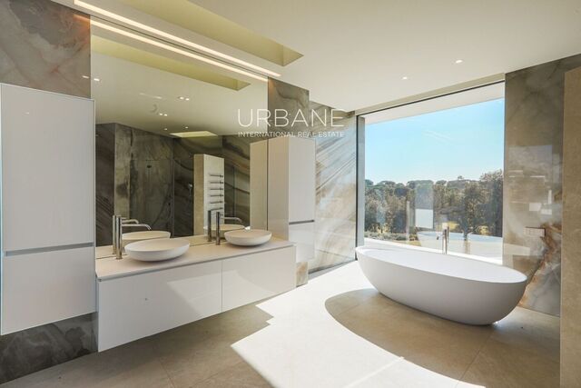 Vila de luxe de 5 llits a primera línia de golf a una hora de Barcelona