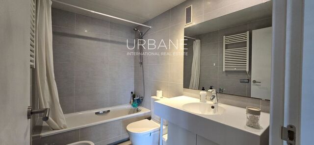 Luminoso piso de 2 dormitorios con vistas al parque, balcón y ubicación privilegiada en Poblenou