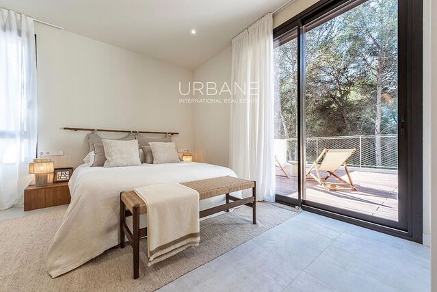 “Vivir el Lujo en la Costa: Elegantes Villas en Infinitum”