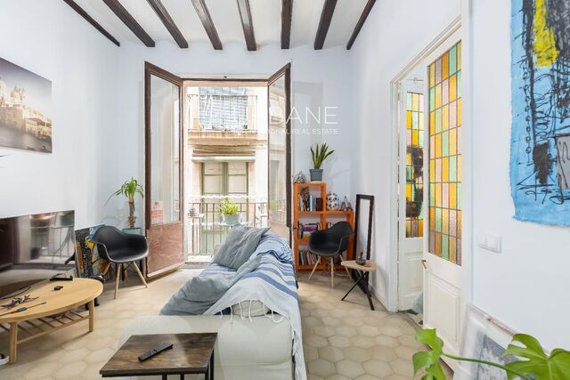 Modern 2-Bedroom Apartment, 99 m², Fully Furnished in Barcelona's Gothic Quarter