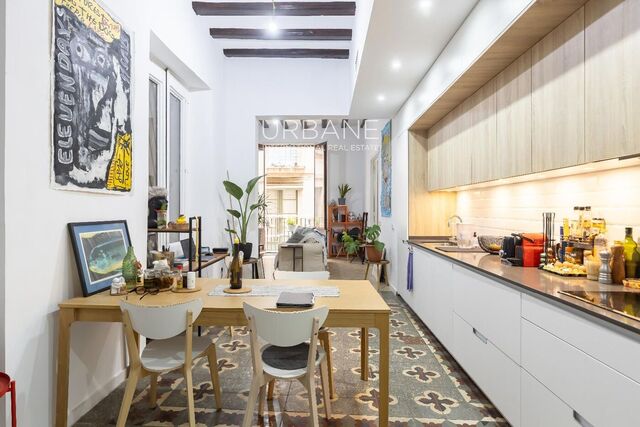 Modern 2-Bedroom Apartment, 99 m², Fully Furnished in Barcelona's Gothic Quarter