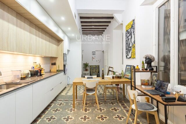 Modern 2-Bedroom Apartment, 99 m², Fully Furnished in Barcelona's Gothic Quarter