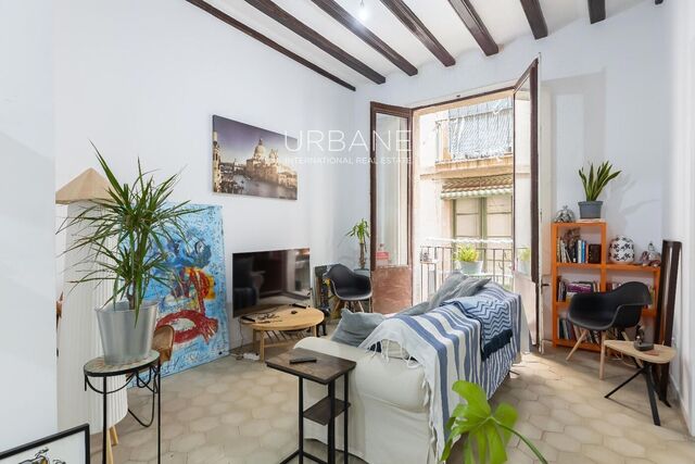 Modern 2-Bedroom Apartment, 99 m², Fully Furnished in Barcelona's Gothic Quarter