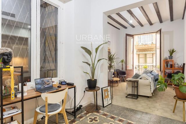Modern 2-Bedroom Apartment, 99 m², Fully Furnished in Barcelona's Gothic Quarter