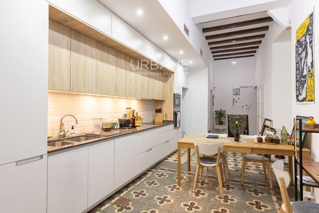 Modern 2-Bedroom Apartment, 99 m², Fully Furnished in Barcelona's Gothic Quarter