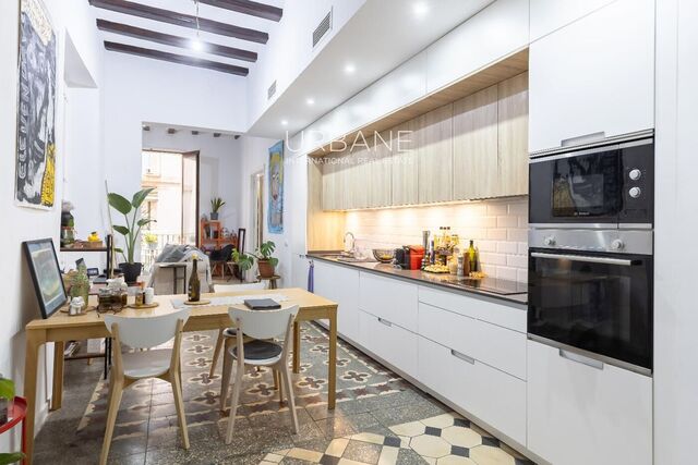Modern 2-Bedroom Apartment, 99 m², Fully Furnished in Barcelona's Gothic Quarter