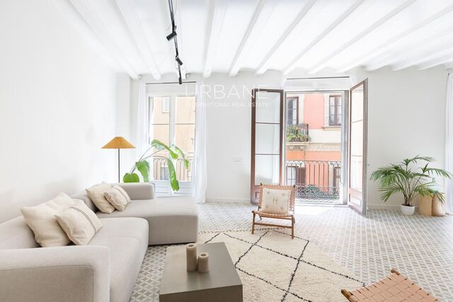 Elegante Piso de 2 Dormitorios en Edificio Reformado en el Corazón del Born