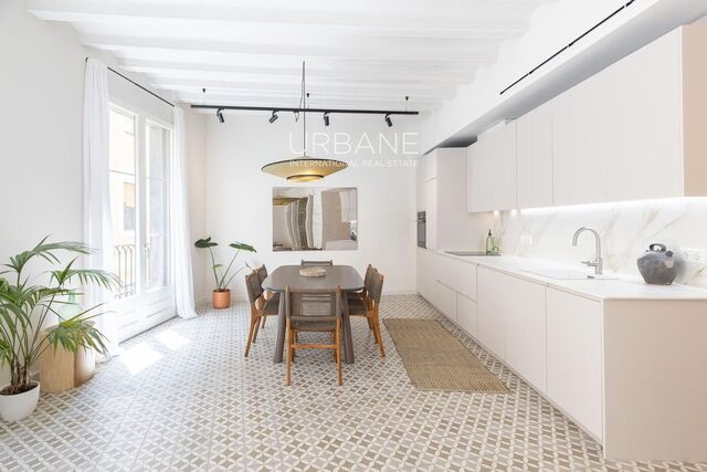 Elegante Piso de 2 Dormitorios en Edificio Reformado en el Corazón del Born