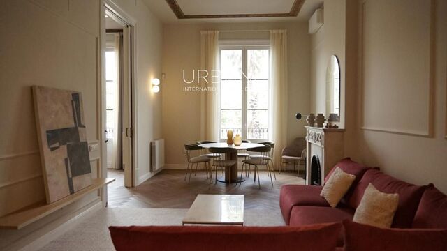 Exclusivo apartamento de lujo en la Ciutat Vella de Barcelona con piscina y terraza en la azotea | Vivienda de diseño de 3 dormitorios cerca del puerto
