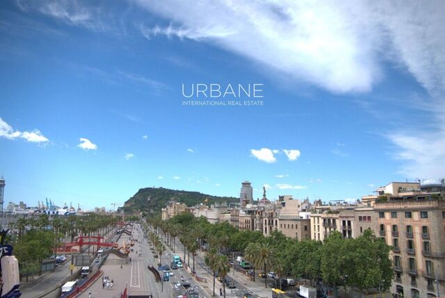 Exclusivo apartamento de lujo en la Ciutat Vella de Barcelona con piscina y terraza en la azotea | Vivienda de diseño de 3 dormitorios cerca del puerto