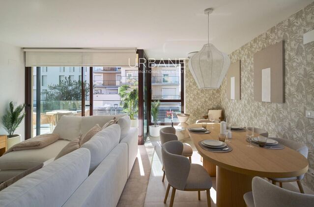 Vida Mediterránea de Lujo: Ático Exclusivo con Solárium Privado en Cubelles