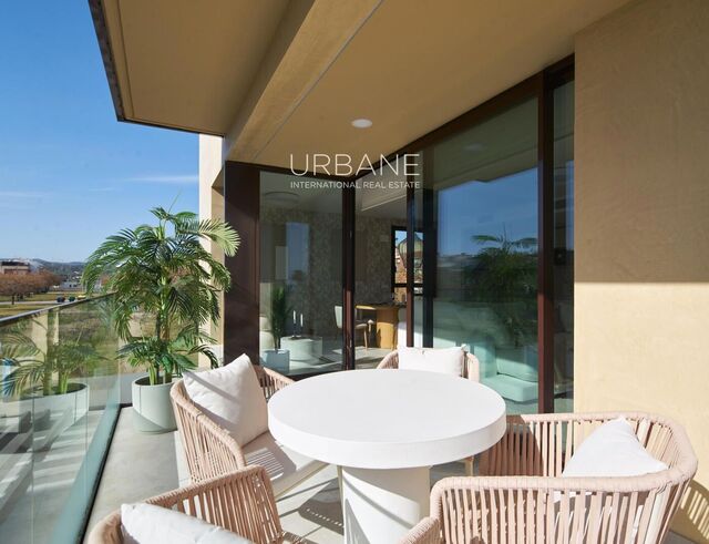 Vida Mediterránea de Lujo: Ático Exclusivo con Solárium Privado en Cubelles