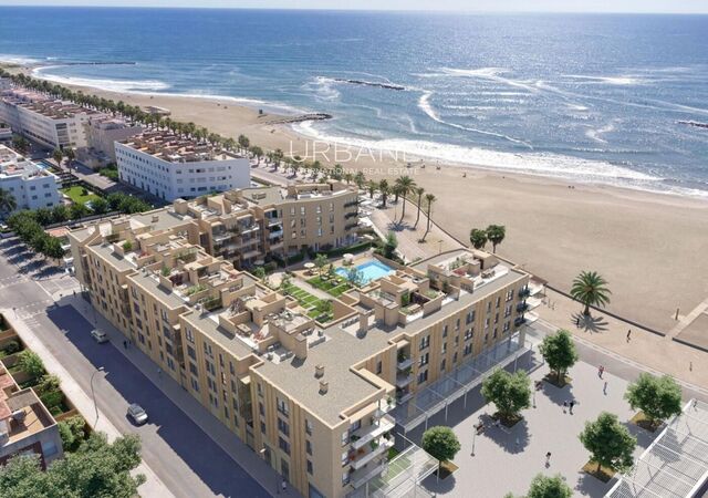 Vida Mediterránea de Lujo: Ático Exclusivo con Solárium Privado en Cubelles