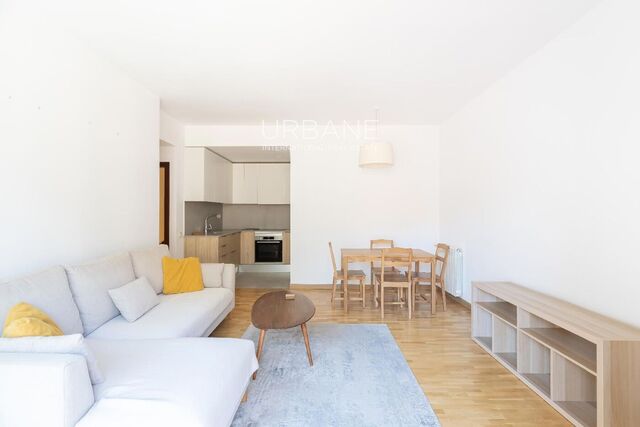 Luminoso Apartamento Amueblado de 2 Dormitorios con Balcón en el Vibrante Raval - Alquiler temporal con fines turísticos y de ocio