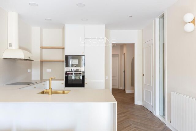 Lujoso Piso de 3 Habitaciones en Ciutat Vella | Azotea y Vistas al Mar