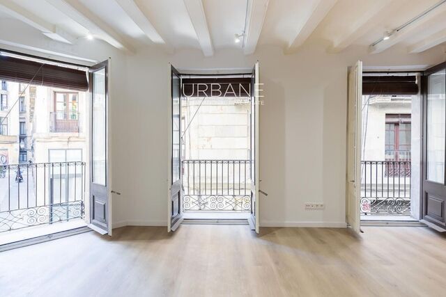 Luminoso Piso Reformado de 3 Dormitorios con Soleada Terraza en el Centro Histórico de Barcelona