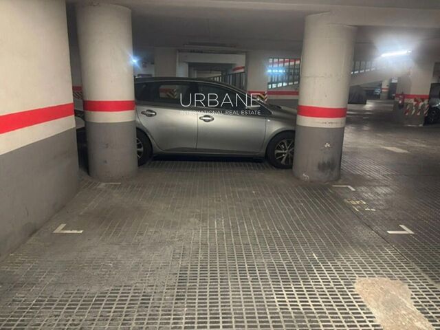 Amplia Plaza Doble en el Centro de Barcelona – Segura y de Fácil Acceso
