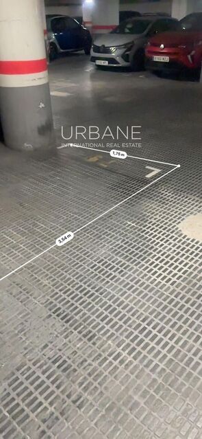 Amplia Plaza Doble en el Centro de Barcelona – Segura y de Fácil Acceso