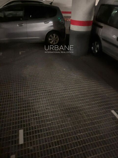 Amplia Plaza Doble en el Centro de Barcelona – Segura y de Fácil Acceso