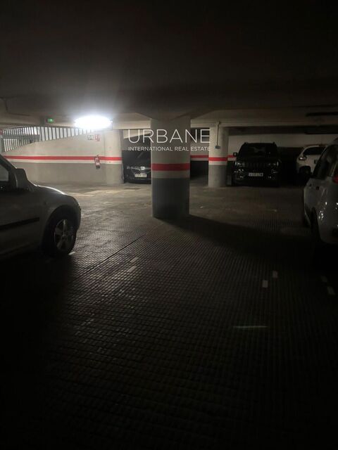 Amplia Plaza Doble en el Centro de Barcelona – Segura y de Fácil Acceso